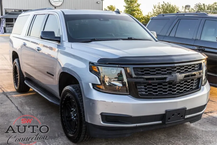 2020 Chevrolet Suburban LT photo 1