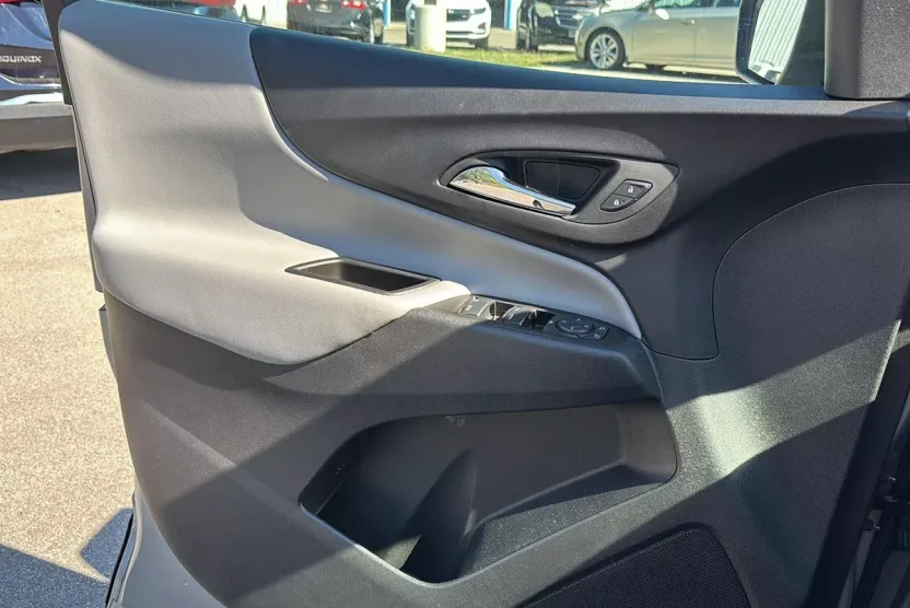 2024 Chevrolet Equinox LS photo 1
