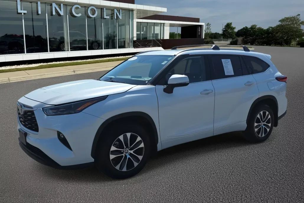 2022 Toyota Highlander XLE photo 1
