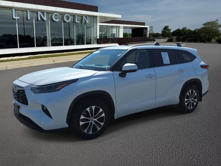 2022 Toyota Highlander XLE photo 1