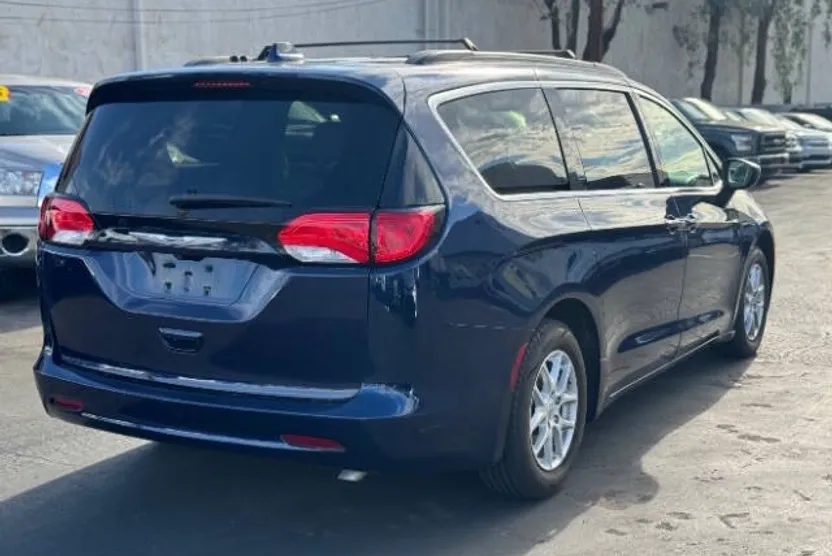 2020 Chrysler Voyager LXi photo 1