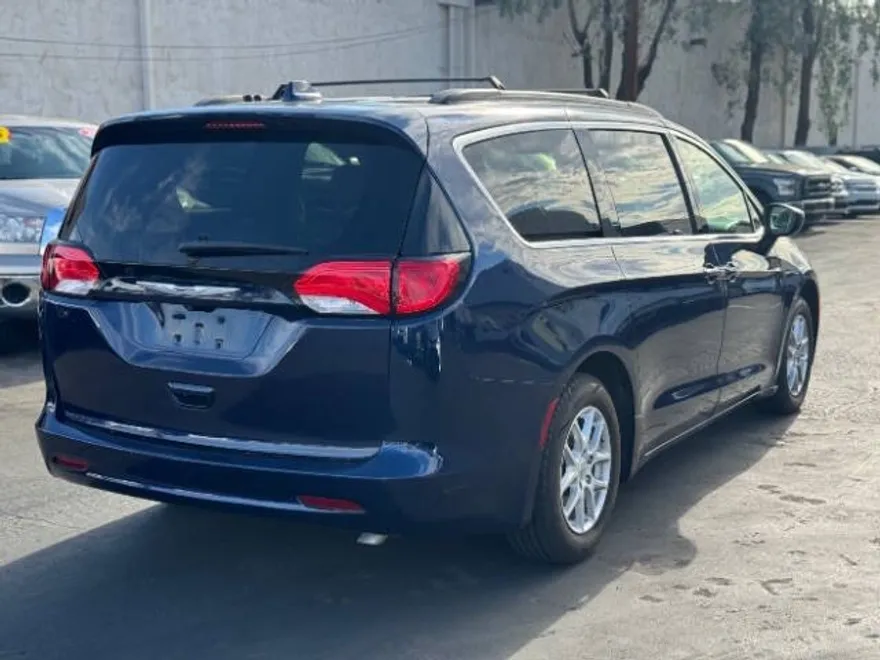 2020 Chrysler Voyager LXi photo 1