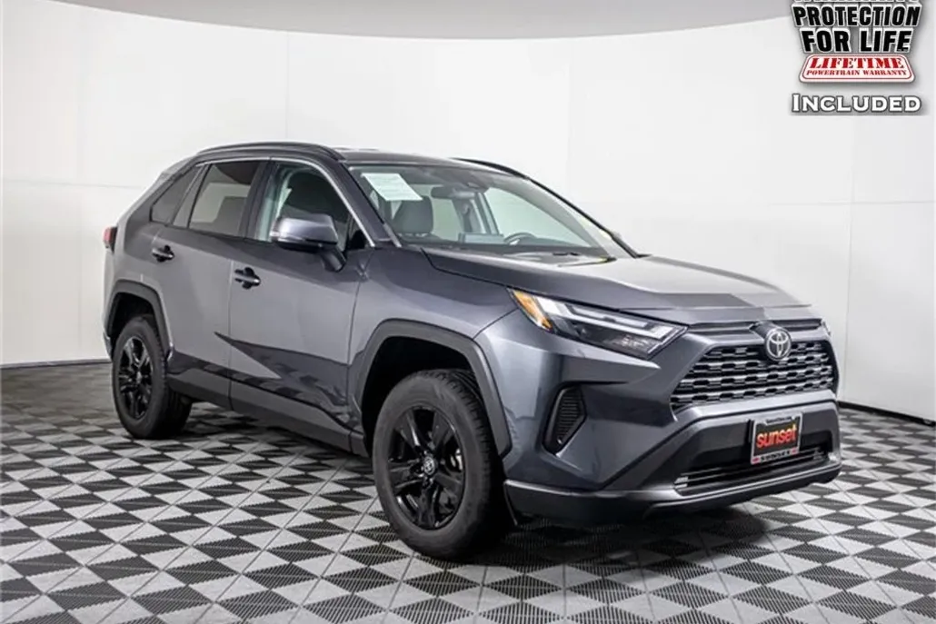 2022 Toyota RAV4 XLE photo 1