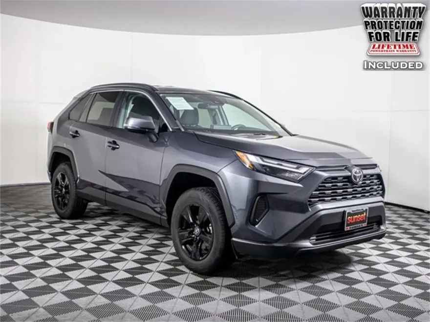 2022 Toyota RAV4 XLE photo 1