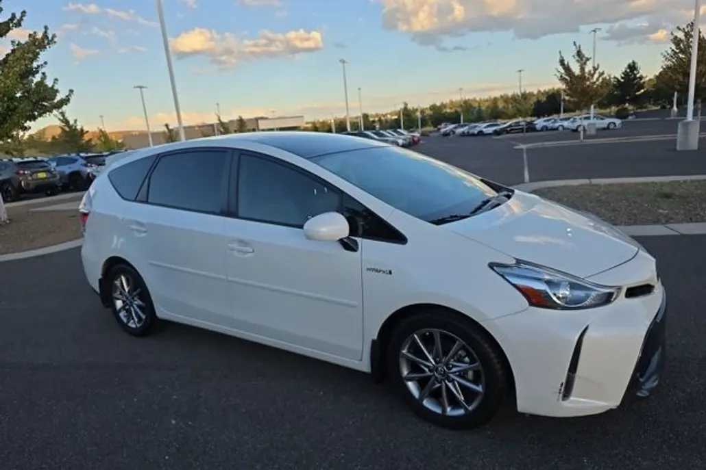 2015 Toyota Prius V photo 1