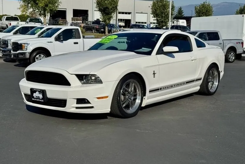 2013 Ford Mustang V6 Premium photo 1