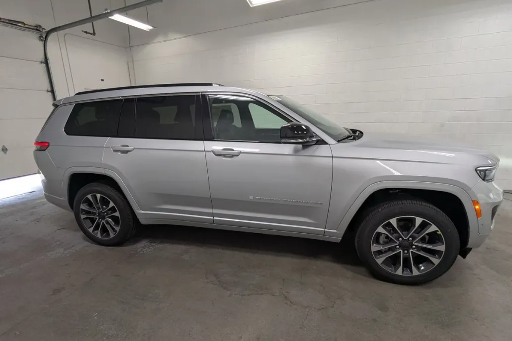 2025 Jeep Grand Cherokee Overland photo 1