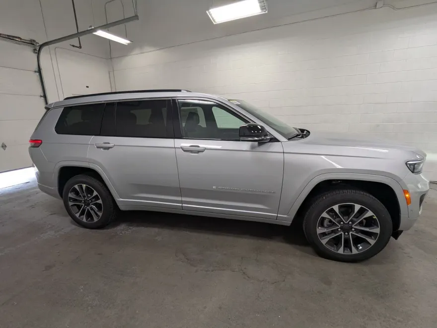 2025 Jeep Grand Cherokee Overland photo 1