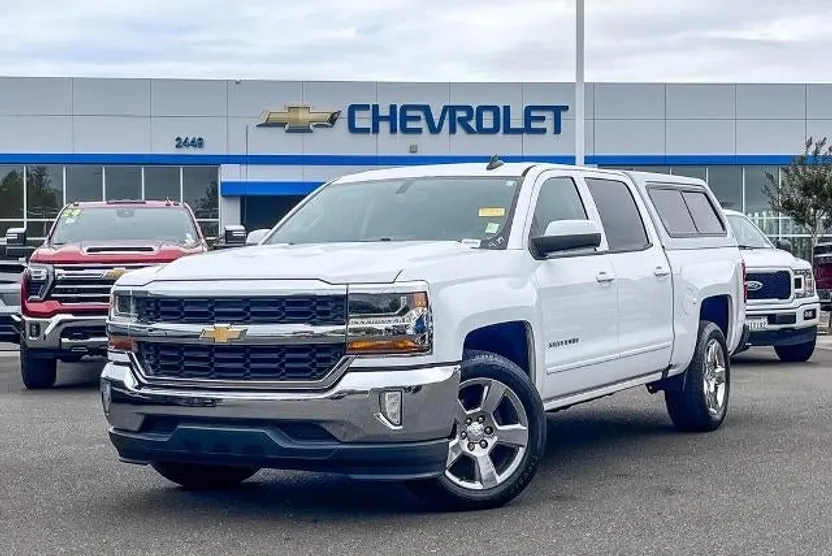 2017 Chevrolet Silverado 1500 LT photo 1
