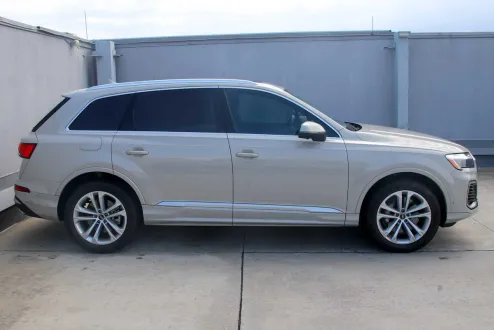 2025 Audi Q7 45 Premium Plus photo 3