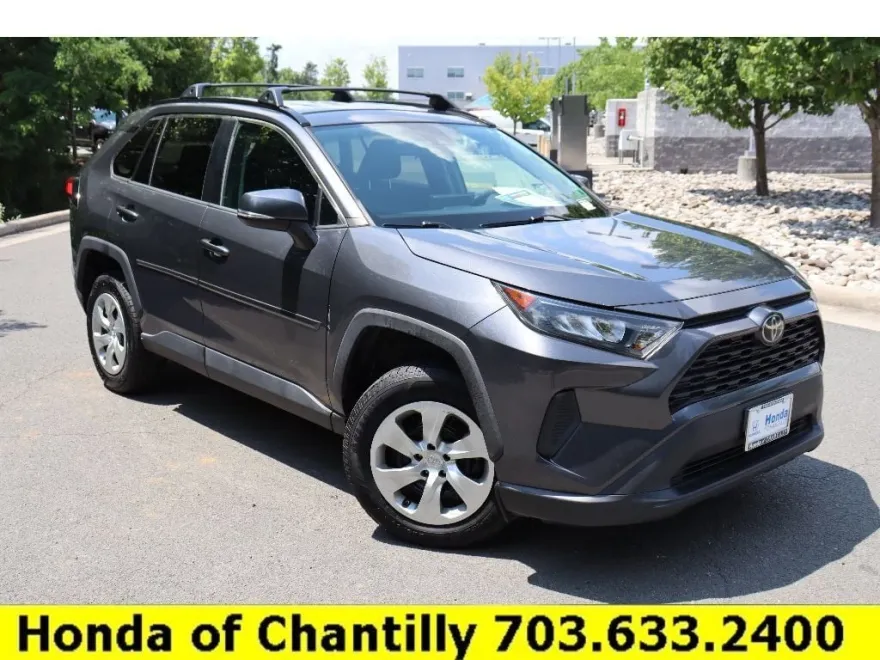 2019 Toyota RAV4 LE photo 1