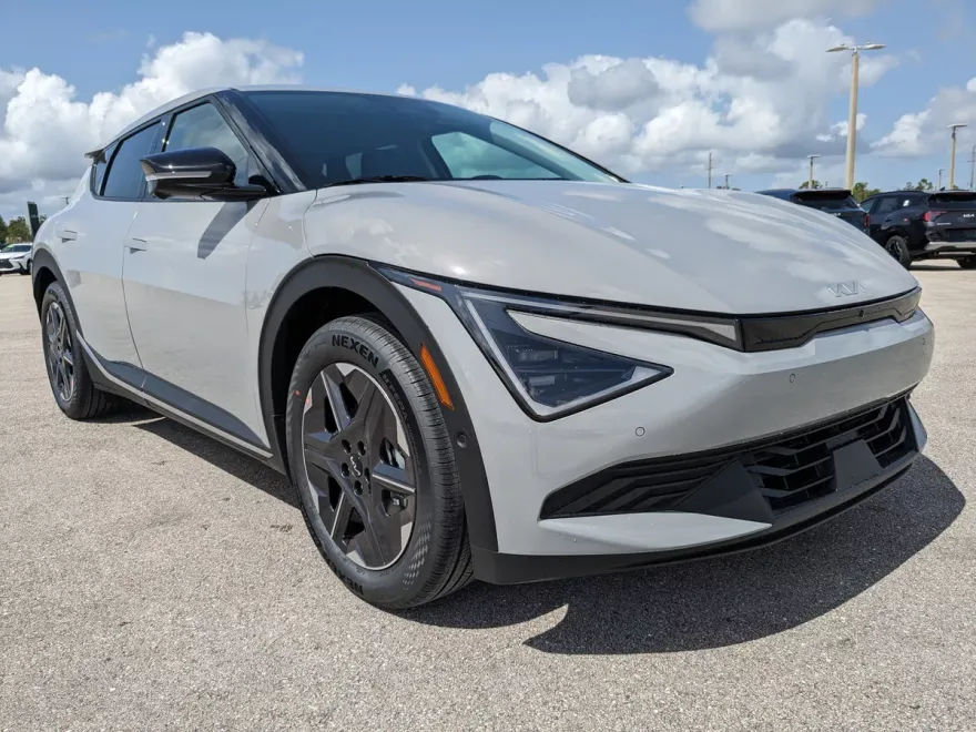 2025 Kia EV6 Light photo 1