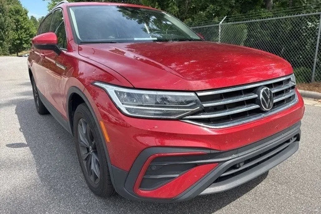2023 Volkswagen Tiguan SE photo 1