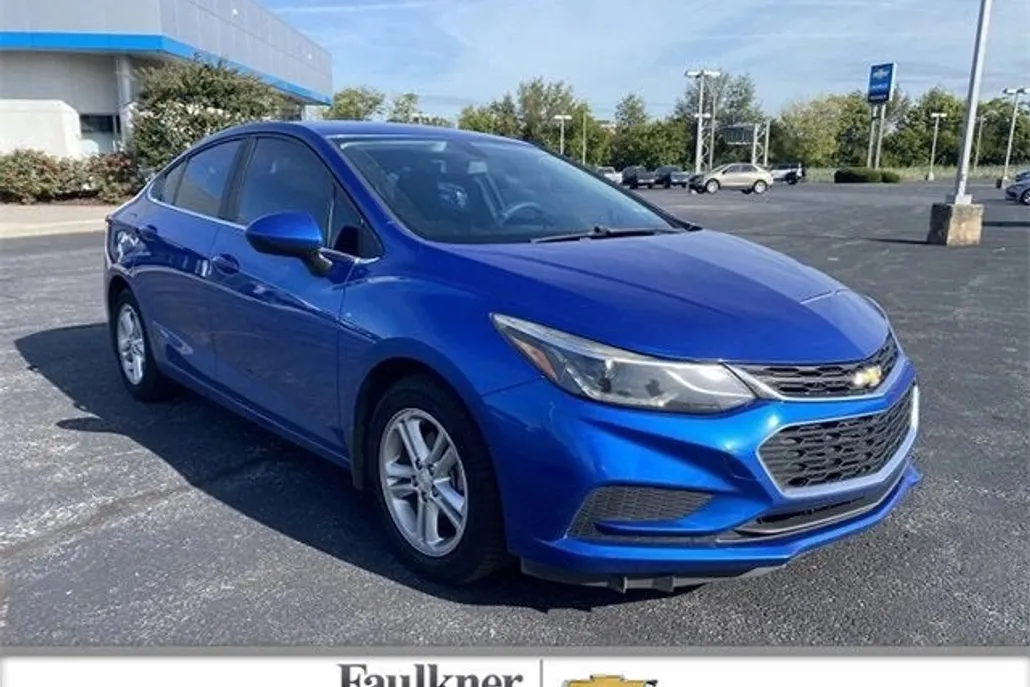 2017 Chevrolet Cruze LT photo 1