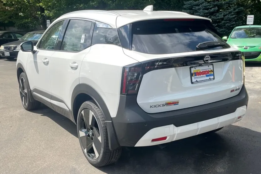 2025 Nissan Kicks SR photo 1