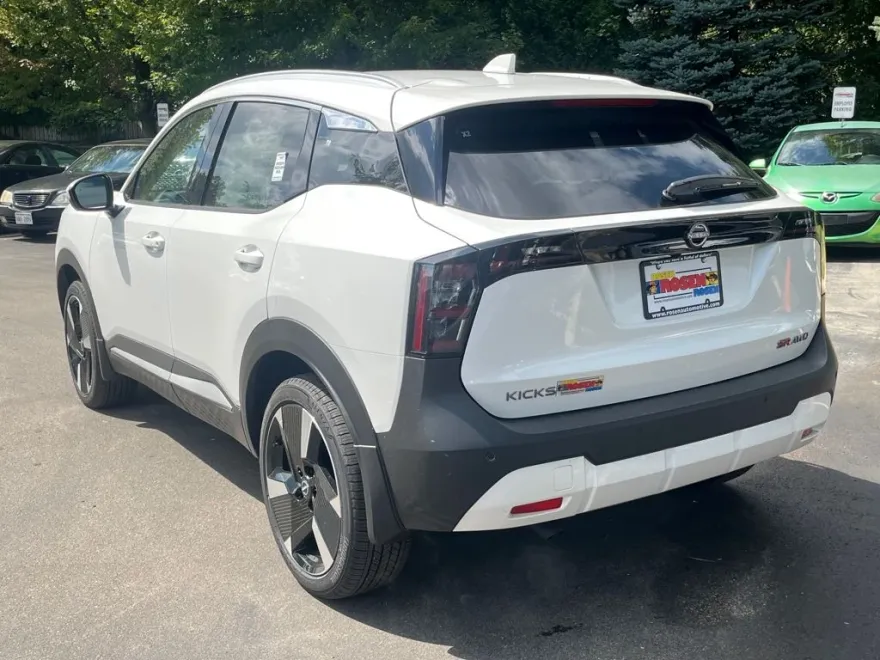 2025 Nissan Kicks SR photo 1