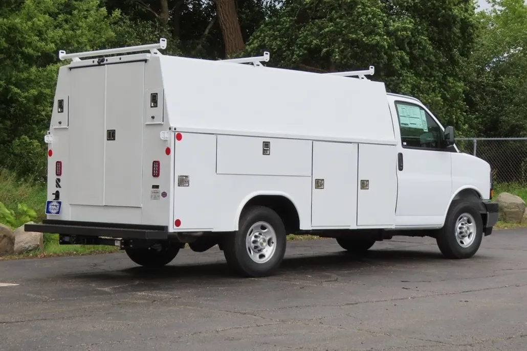 2025 Chevrolet Express Cutaway 3500 photo 1