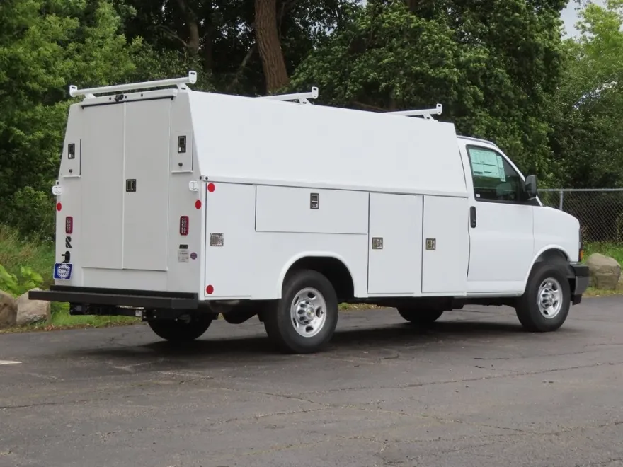 2025 Chevrolet Express Cutaway 3500 photo 1