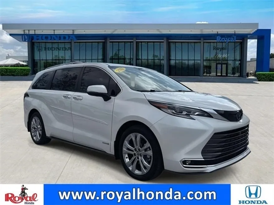 2021 Toyota Sienna Platinum photo 1