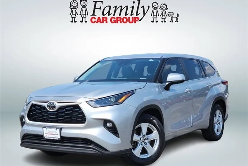 2023 Toyota Highlander LE photo 1