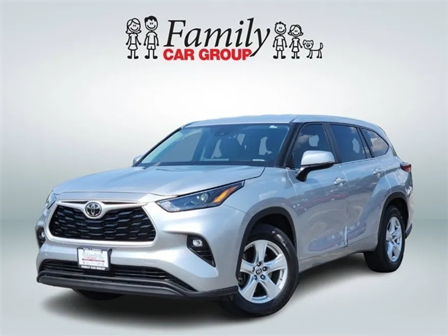 2023 Toyota Highlander LE photo 1