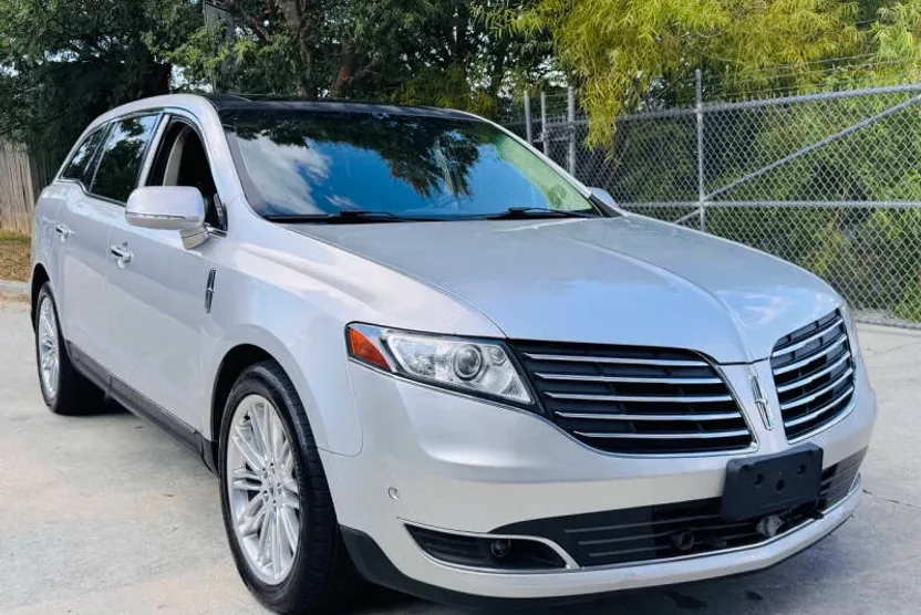 2019 Lincoln MKT photo 1