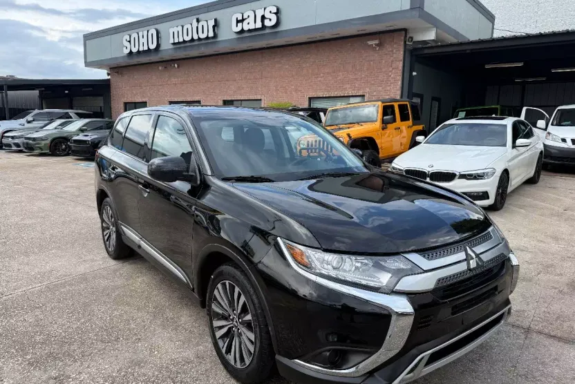 2020 Mitsubishi Outlander ES photo 1