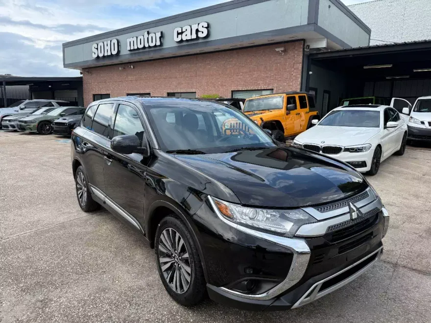 2020 Mitsubishi Outlander ES photo 1