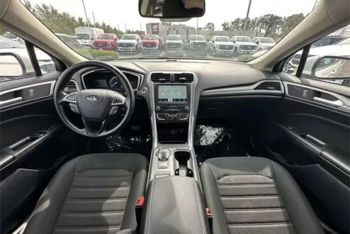 2020 Ford Fusion SE photo 2