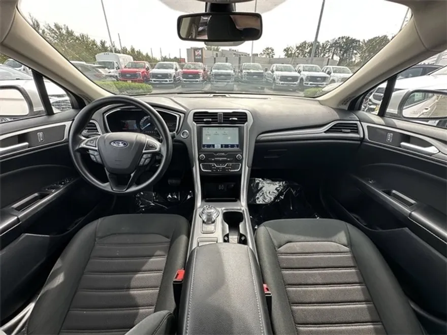 2020 Ford Fusion SE photo 2