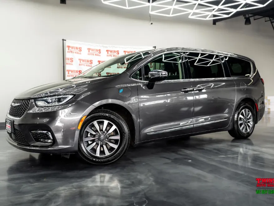 2023 Chrysler Pacifica Hybrid Limited photo 1