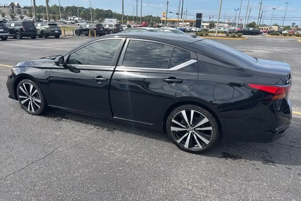2022 Nissan Altima 2.5 SR photo 1