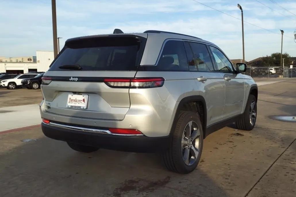 2023 Jeep Cherokee 4xe Base photo 1