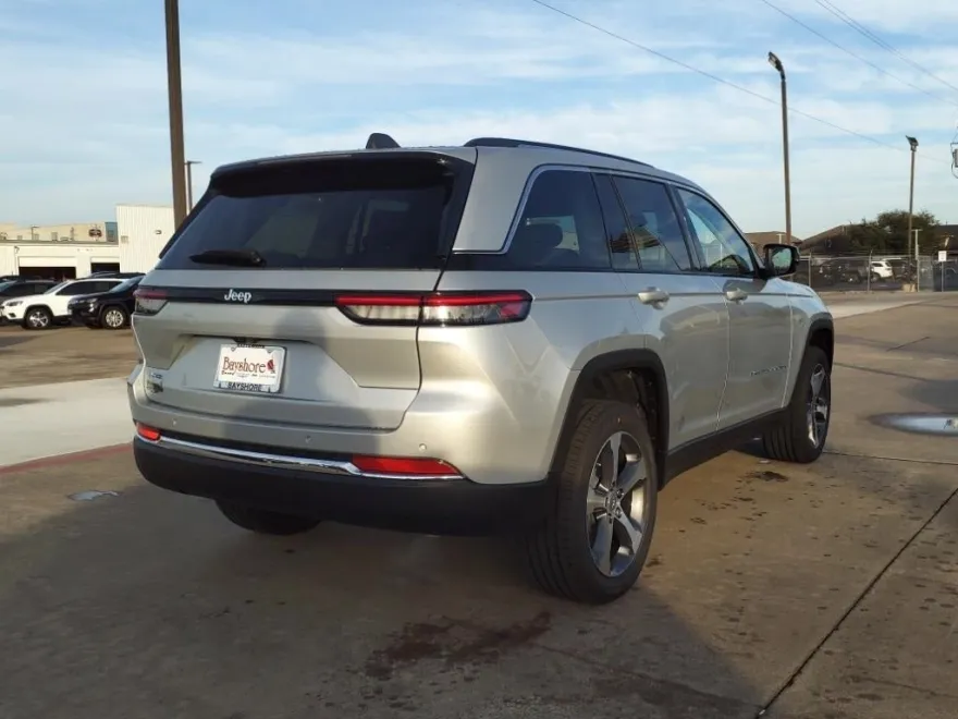 2023 Jeep Cherokee 4xe Base photo 1