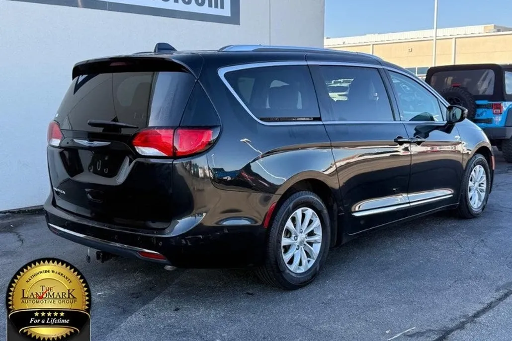 2018 Chrysler Pacifica Touring L photo 1