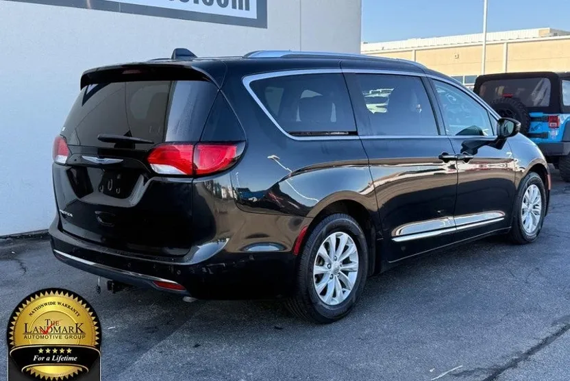 2018 Chrysler Pacifica Touring L photo 1