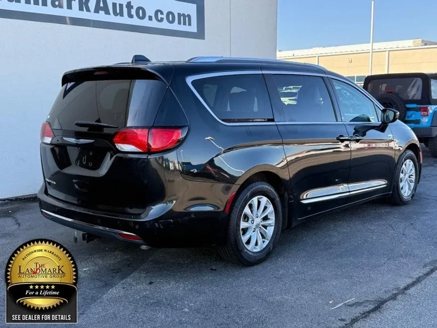 2018 Chrysler Pacifica Touring L photo 1