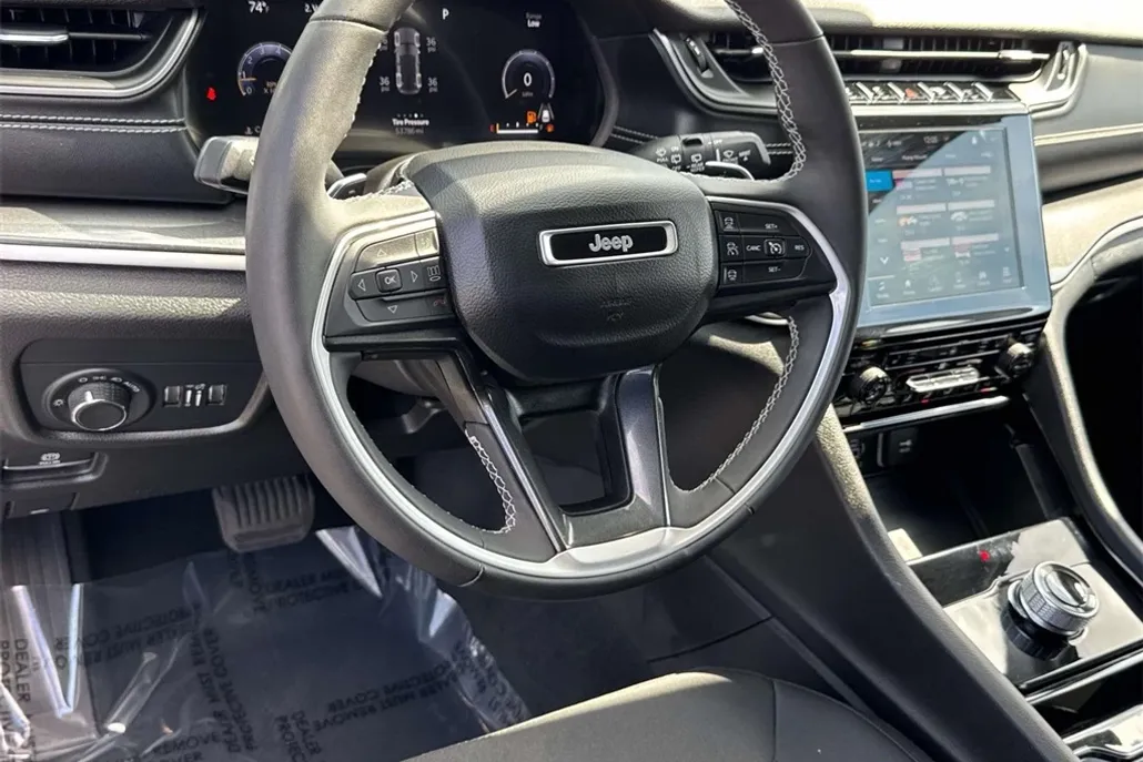 2023 Jeep Grand Cherokee Laredo photo 1