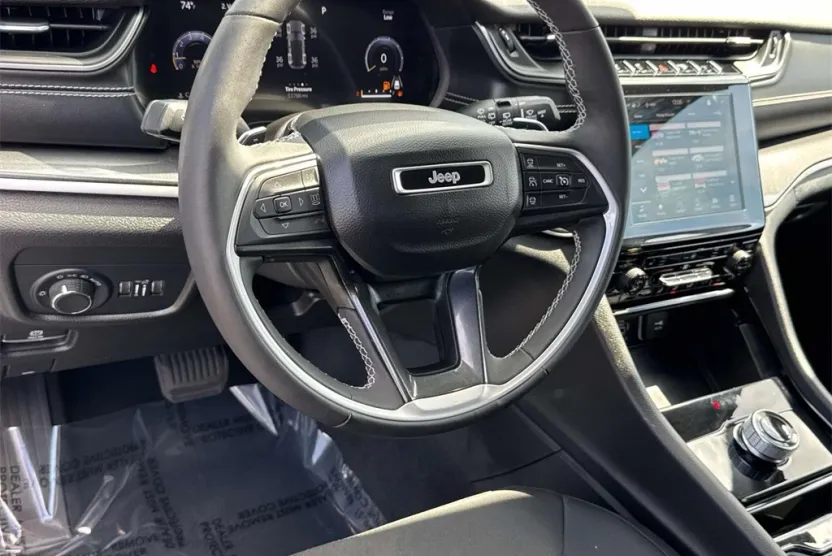 2023 Jeep Grand Cherokee Laredo photo 1