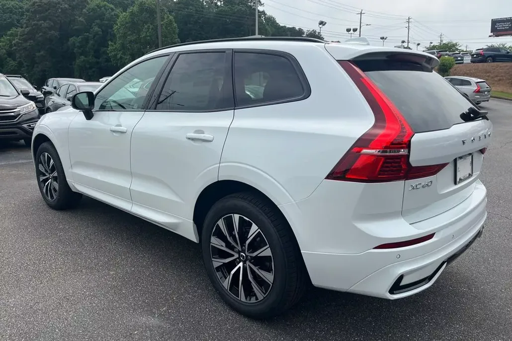 2025 Volvo XC60 B5 Core photo 1