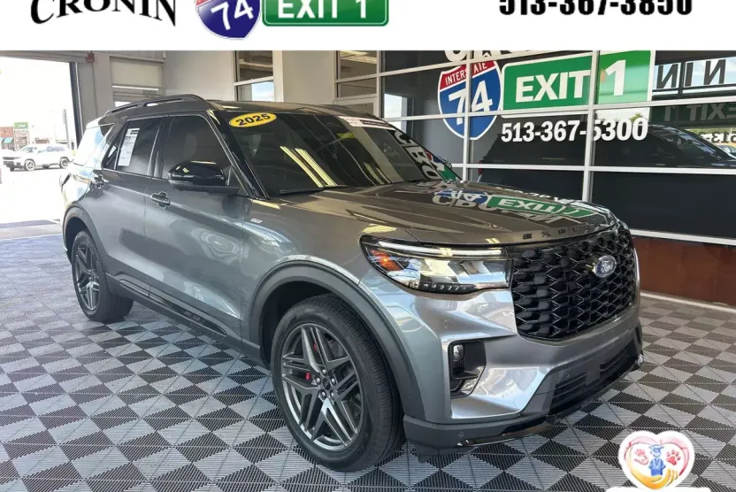 2025 Ford Explorer ST-Line photo 1