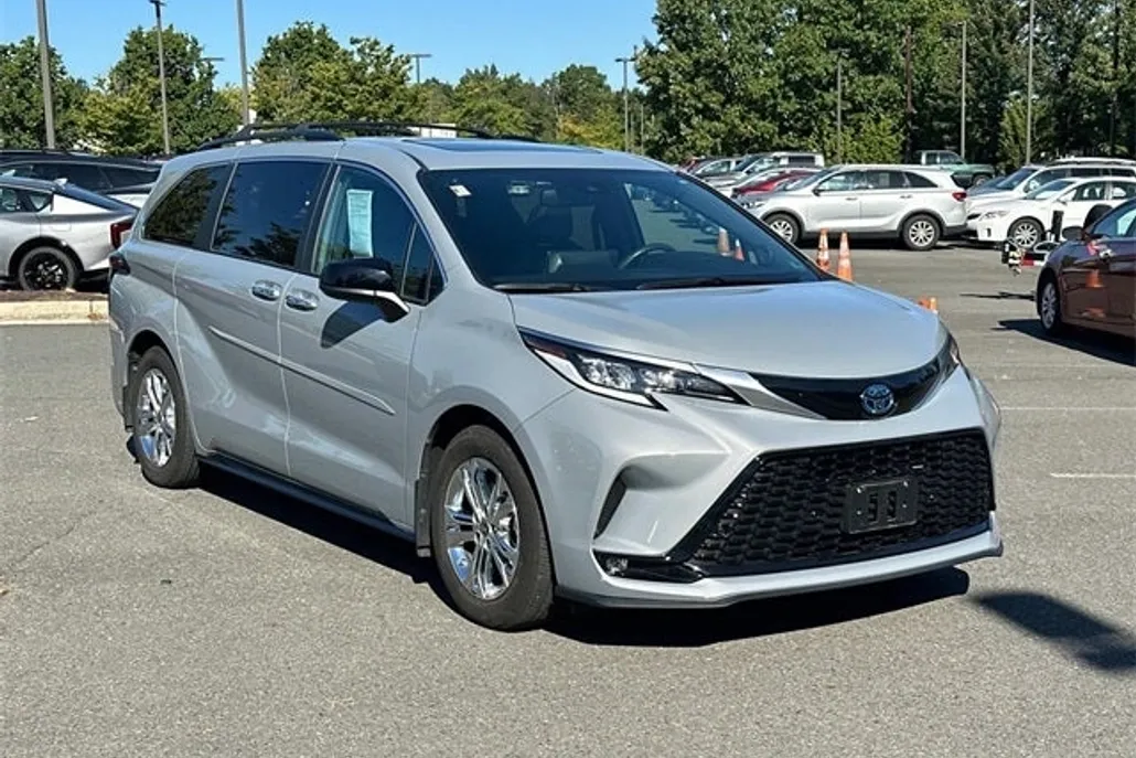2023 Toyota Sienna XSE photo 1