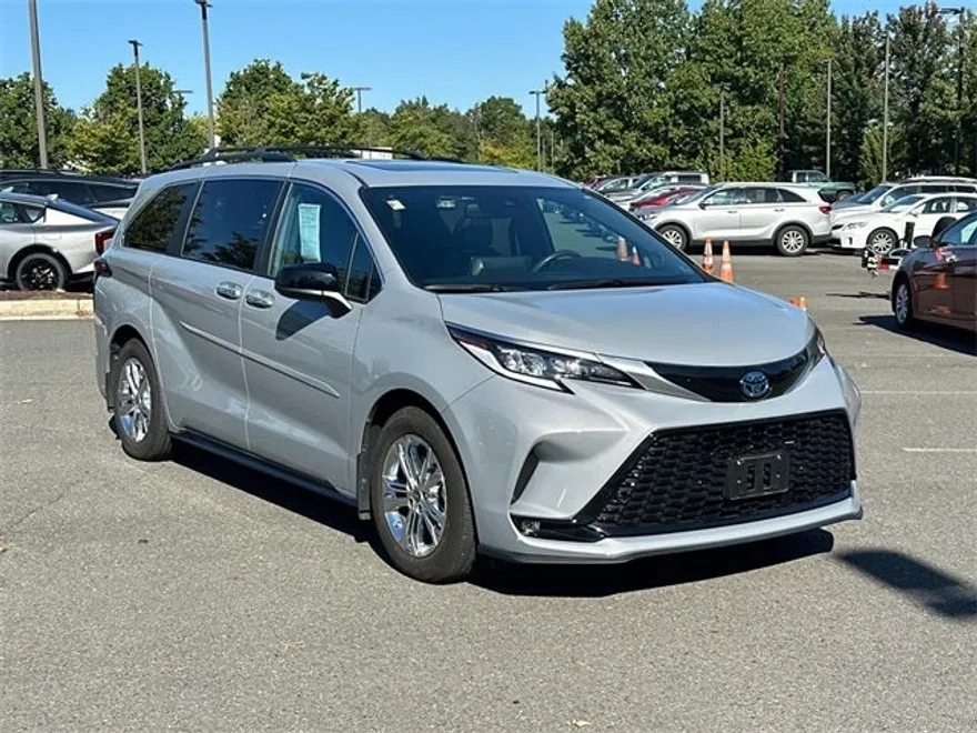 2023 Toyota Sienna XSE photo 1