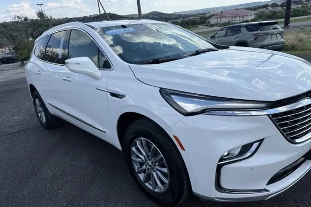 2023 Buick Enclave Essence photo 1