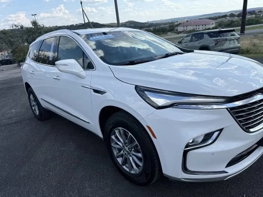 2023 Buick Enclave Essence photo 1