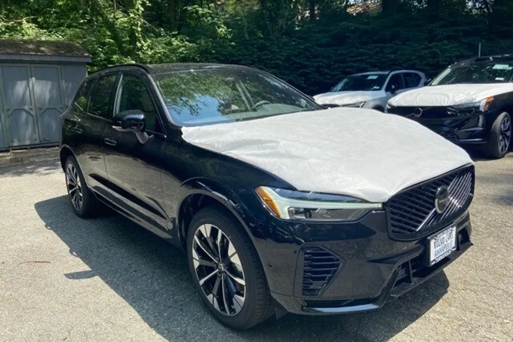 2026 Volvo XC60 T8 Plus photo 1