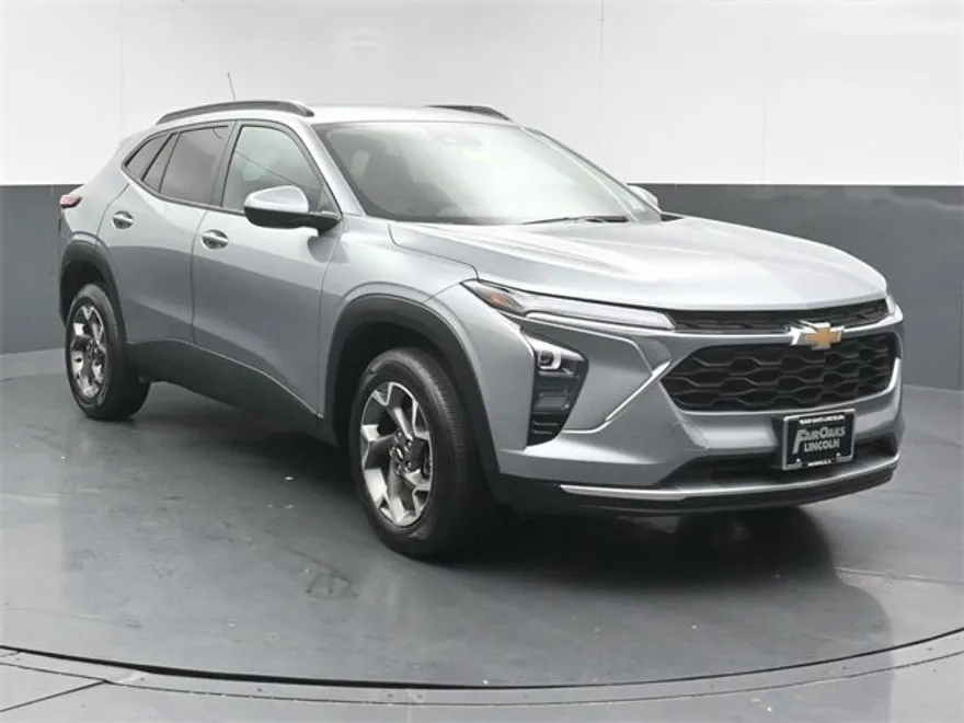 2025 Chevrolet Trax LT photo 1