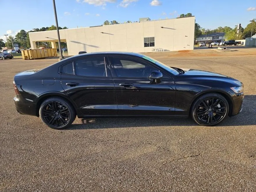 2022 Volvo S60 Recharge T8 Black Edition R-Design photo 1