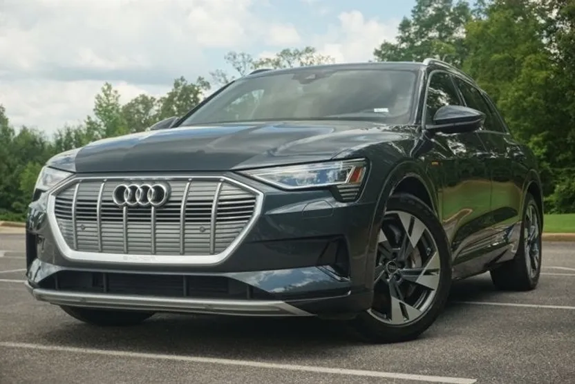 2022 Audi e-tron Premium photo 1