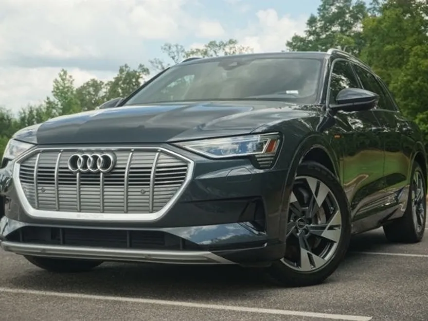 2022 Audi e-tron Premium photo 1